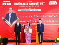 ngay 07 01 vua qua ong truong van thong tong giam doc cong ty co phan dau tu phat trien khai thong vinh du nhan giai thuong nha lanh dao ban linh tri tue   nam 2022