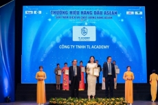 chu tich le tuyet lan   tl academy tu hao dat giai thuong  thuong hieu dich vu uy tin hang dau asean nam 2023 