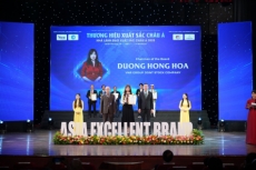 b   d   ng h ng hoa vinh d        c vinh danh    nh   l  nh     o xu  t s  c ch u    2025      bi u t    ng n  l  nh     o truy  n c   m h  ng trong l  nh v c b  t    ng s   n