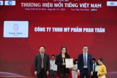 my pham phan tran vinh du nhan giai thuong danh gia top 10 thuong hieu noi tieng viet nam 2023